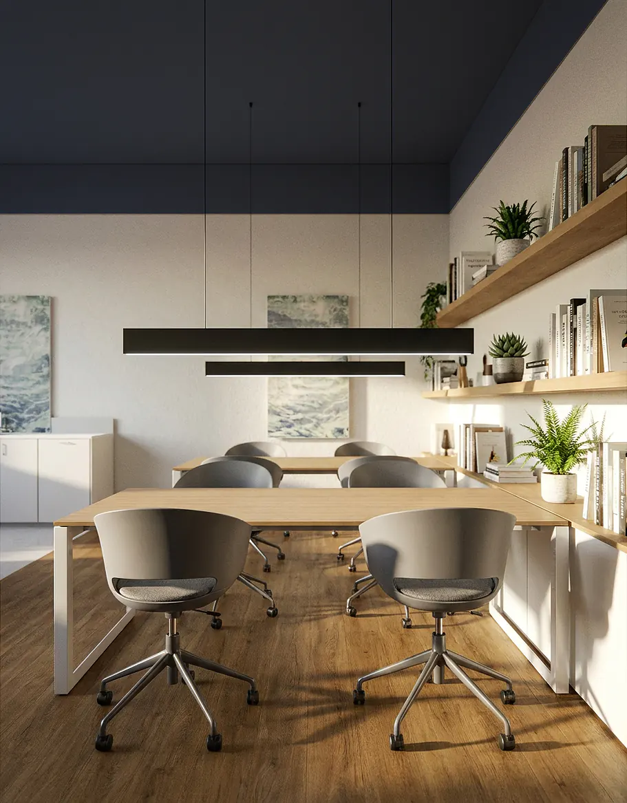 Taules de coworking amb llum natural